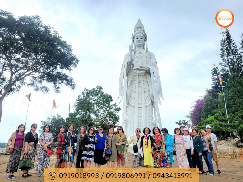 Du khách check-in tại Chùa Linh Quy Pháp Ấn - Du lịch 360Go 